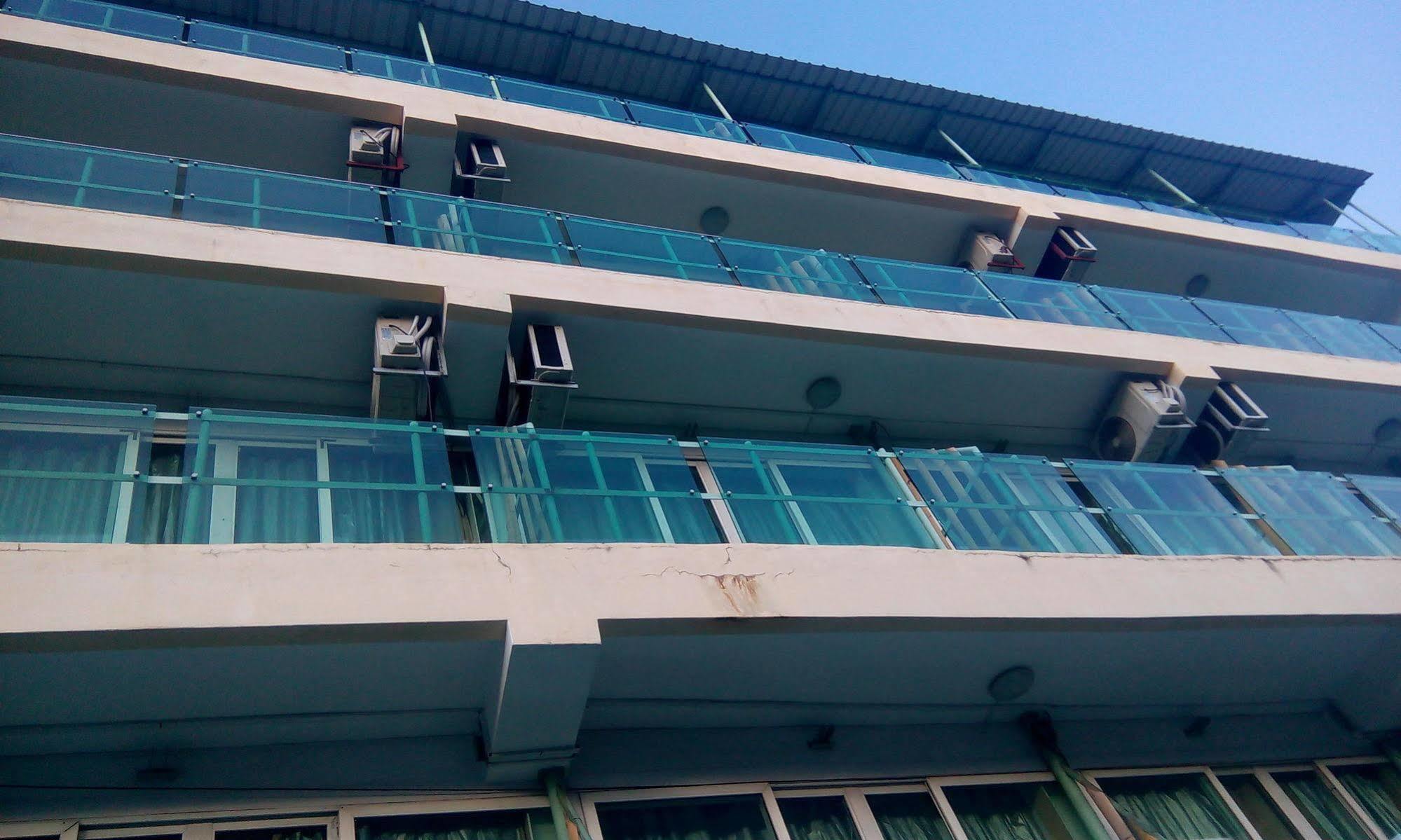Hypertek Hotel غراند بايَ المظهر الخارجي الصورة