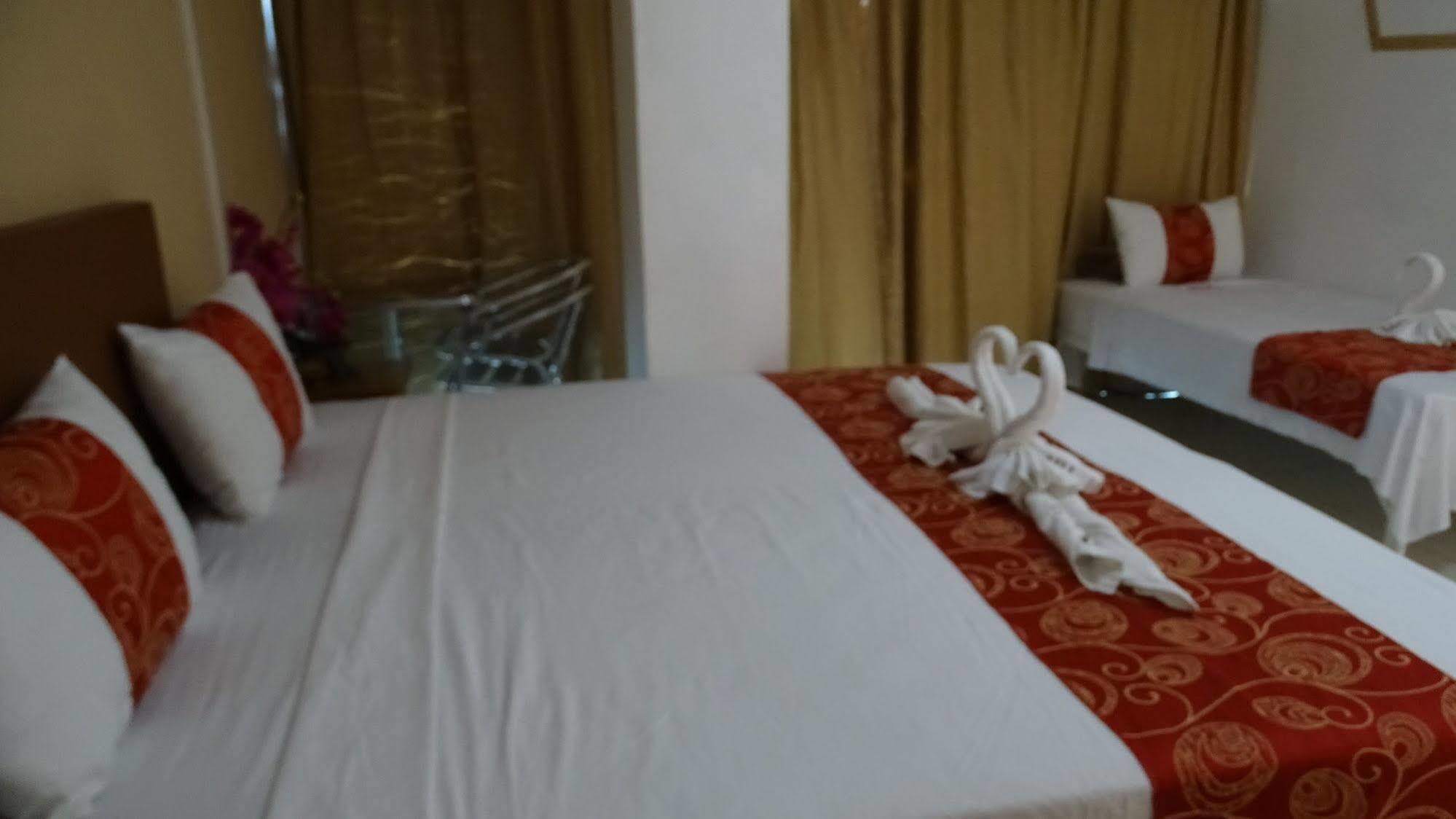 Hypertek Hotel غراند بايَ المظهر الخارجي الصورة
